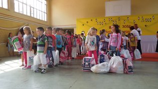 Belmil školske torbe su dobili đaci prvaci iz opštine Ada